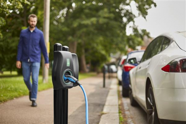 New report calls for more ambition of UK’s electric vehicle charging rollout to support net zero goals.