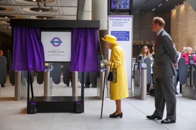 HM Queen Elizabeth II and HRH Prince Edward, Earl of Wessex, unveil a commemorative plaque to mark the completion of the Elizabeth Line Paddington station.