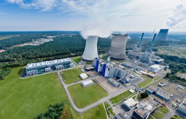 The RWE Emsland gas-fired power plant in Lingen with a visualisation of the building (to the left of the cooling tower) where the GET H2 electrolysis system is to be installed - picture: RWE