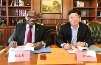 FIDIC chief executive Nelson Ogunshakin (left) and Fan Xingguo, vice-president of China Machine Press, signing the translation and publishing licence agreement.
